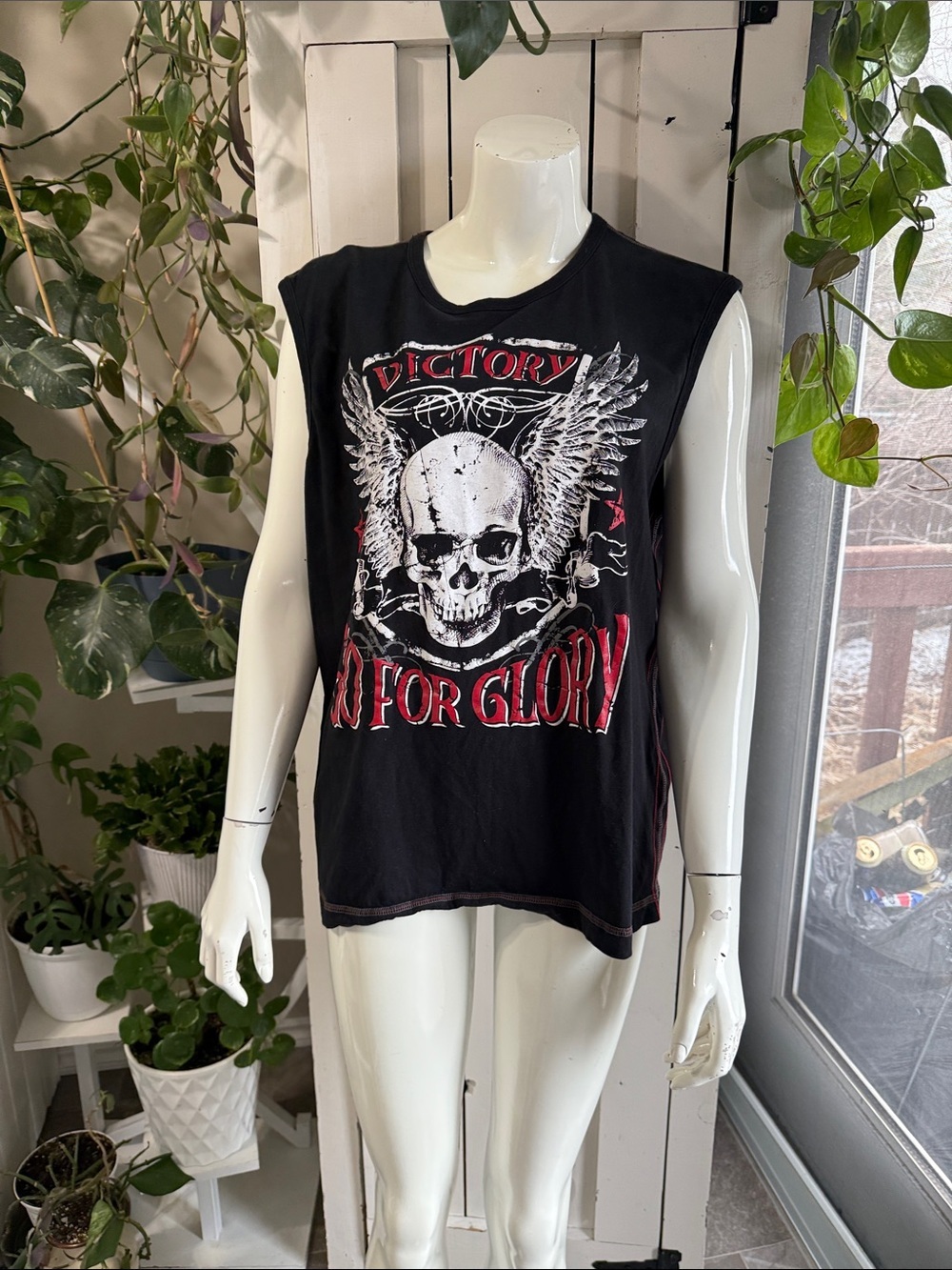 Ariella Arie men’s Victory Skull Graphic Muscle Tee - Black & Red XXL